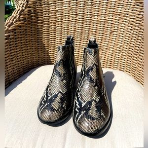 Vionic snakeskin print boots, excellent condition